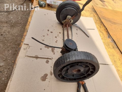 Elektro motor aeg sa puz reduktorom Ima nasebi 3 sklopke I mikro prekidačima Ide levo desno 24obrtaja na reduktoru 22p/380 volti spojen na 380v U super ispravnom stanju Mobilni telefon I viber 066230-139 CJENA BRZE DOSTAVE 8KM 7