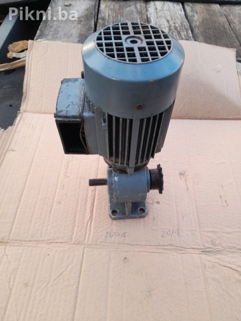 Trofazni ELEKTROMOTOR sa REDUKTOROM (0.18 kW) | Izlaz 65 u min 12