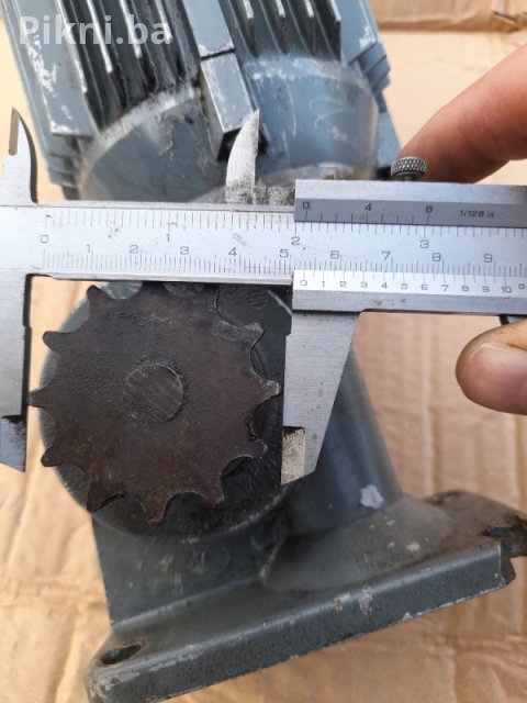 Trofazni ELEKTROMOTOR sa REDUKTOROM (0.18 kW) | Izlaz 65 u min 4