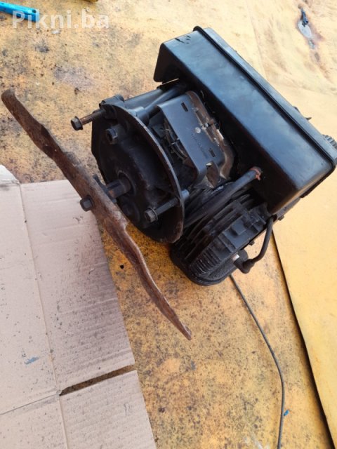 Motor za Kosilicu (Briggs & Stratton Tip) - Ispravan, Sitna Mana 5