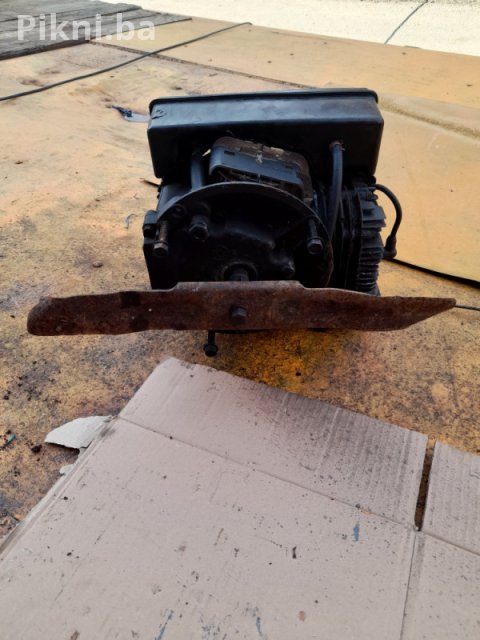 Motor za Kosilicu (Briggs & Stratton Tip) - Ispravan, Sitna Mana