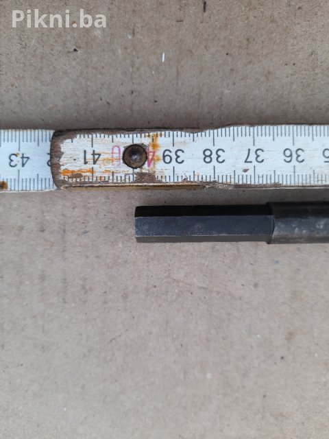Prodajem izuzetno kvalitetan vodomjer od renomiranog proizvođača INSA / Industrija Satova Zemun (ISZ). Vodomjer je klasične veličine 20 mm (ili 3/4 inča) i pogodan je za ugradnju u sve standardne kućne i industrijske priključke.  Kvalitet izrade: Tijelo od robusnog mesinga (bronza) garantuje dug vijek trajanja i otpornost na koroziju.  Stanje: Iako je vodomjer bio u upotrebi (očitavanje je 7620m3), izvana je u odličnom, očuvanom stanju, što je vidljivo i na slikama.  Upotreba: Idealan za sekund 6