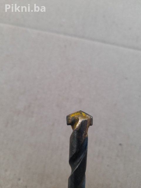 Prodajem izuzetno kvalitetan vodomjer od renomiranog proizvođača INSA / Industrija Satova Zemun (ISZ). Vodomjer je klasične veličine 20 mm (ili 3/4 inča) i pogodan je za ugradnju u sve standardne kućne i industrijske priključke.  Kvalitet izrade: Tijelo od robusnog mesinga (bronza) garantuje dug vijek trajanja i otpornost na koroziju.  Stanje: Iako je vodomjer bio u upotrebi (očitavanje je 7620m3), izvana je u odličnom, očuvanom stanju, što je vidljivo i na slikama.  Upotreba: Idealan za sekund 3