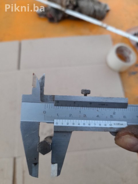 Prodajem izuzetno kvalitetan vodomjer od renomiranog proizvođača INSA / Industrija Satova Zemun (ISZ). Vodomjer je klasične veličine 20 mm (ili 3/4 inča) i pogodan je za ugradnju u sve standardne kućne i industrijske priključke.  Kvalitet izrade: Tijelo od robusnog mesinga (bronza) garantuje dug vijek trajanja i otpornost na koroziju.  Stanje: Iako je vodomjer bio u upotrebi (očitavanje je 7620m3), izvana je u odličnom, očuvanom stanju, što je vidljivo i na slikama.  Upotreba: Idealan za sekund