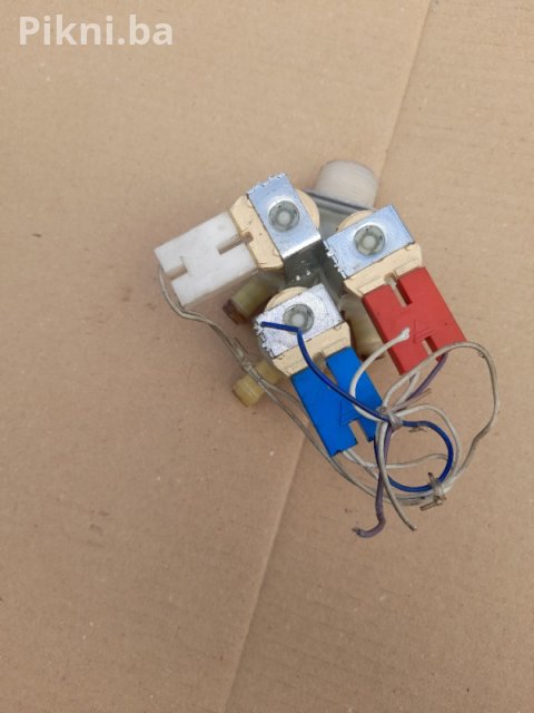 Hitna prodaja! Redne stezaljke, osiguraci, kontaktor, prekidac - 20 komada!  **Opis:** Na prodaju 20 komada crvenih stezaljki sa osiguracima i kontaktorom. Idealne za sve vaše električne instalacije! Cena po komadu je samo 10 KM! Ove kvalitetne komponente su savršene za profesionalnu upotrebu ili DIY projekte. Ne propustite priliku da nabavite vrhunski materijal po povoljnoj cijeni! Za sve dodatne informacije slobodno me kontaktirajte. Brza prodaja, odlična prilika! U super ispravnom stanju Mob