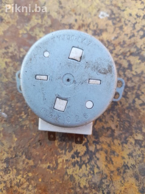 Prodajem elektromotor sa reduktorom - 220V, 4W, 4 obrtaja/min!
