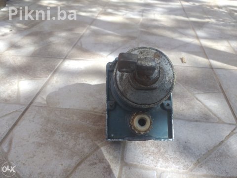 Prodajem motor od brisača 12V - Super ispravan, samo 50KM!  **Opis ** Pozdrav svima! Danas vam predstavljam motor od brisača za traktor, bager ili kombinirku. Ovaj motor radi besprekorno iu odličnom je stanju. Idealno rešenje za sve koji trebaju pouzdan deo za svoju mašinu. Cena je samo 50KM, što je prava prilika! Ne propustite, zovite odmah! Mobilni telefon I viber 066230-139 WhatsApp CJENA BRZE DOSTAVE 11KM 7