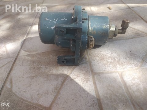 Prodajem motor od brisača 12V - Super ispravan, samo 50KM!  **Opis ** Pozdrav svima! Danas vam predstavljam motor od brisača za traktor, bager ili kombinirku. Ovaj motor radi besprekorno iu odličnom je stanju. Idealno rešenje za sve koji trebaju pouzdan deo za svoju mašinu. Cena je samo 50KM, što je prava prilika! Ne propustite, zovite odmah! Mobilni telefon I viber 066230-139 WhatsApp CJENA BRZE DOSTAVE 11KM