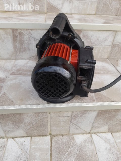 Prodajem prenosnu pumpu za vodu - Savršena za vrt i baštu! 8