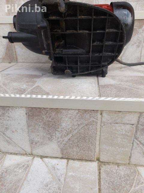 Prodajem prenosnu pumpu za vodu - Savršena za vrt i baštu! 5