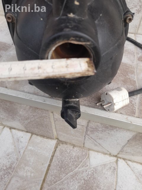 Prodajem prenosnu pumpu za vodu - Savršena za vrt i baštu!