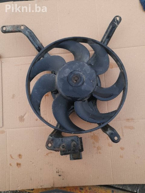 ODMAH ZA PRODAJU: VENTILATOR HLADNJAKA BOSCH (12V) - ISPRAVAN