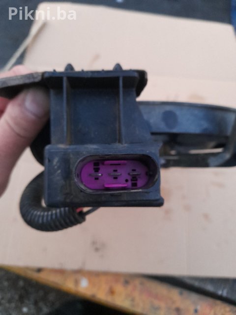 ODMAH ZA PRODAJU: VENTILATOR HLADNJAKA BOSCH (12V) - ISPRAVAN