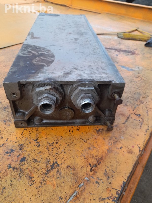 Hladnjak hidrauličnog ulja DEUTZ AKG (65x23x12 cm) / Kao nov 250 KM
