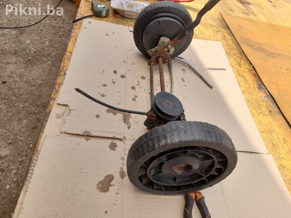 Elektro motor aeg sa puz reduktorom Ima nasebi 3 sklopke I mikro prekidačima Ide levo desno 24obrtaja na reduktoru 22p/380 volti spojen na 380v U super ispravnom stanju Mobilni telefon I viber 066230-139 CJENA BRZE DOSTAVE 8KM