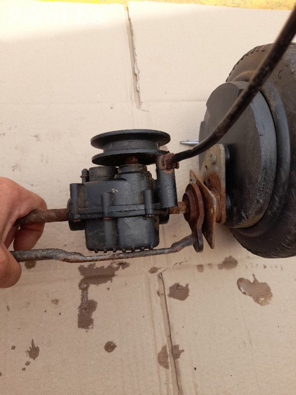 Elektro motor aeg sa puz reduktorom Ima nasebi 3 sklopke I mikro prekidačima Ide levo desno 24obrtaja na reduktoru 22p/380 volti spojen na 380v U super ispravnom stanju Mobilni telefon I viber 066230-139 CJENA BRZE DOSTAVE 8KM