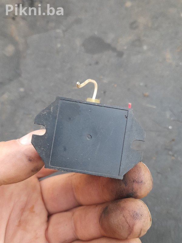 Elektromagnetni Relej JQX-13F (220V/15A) - Ispravan