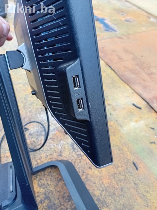BRZA PRODAJA! Dell Monitor (17/19 inča, DVI/VGA/USB) - Povoljno!