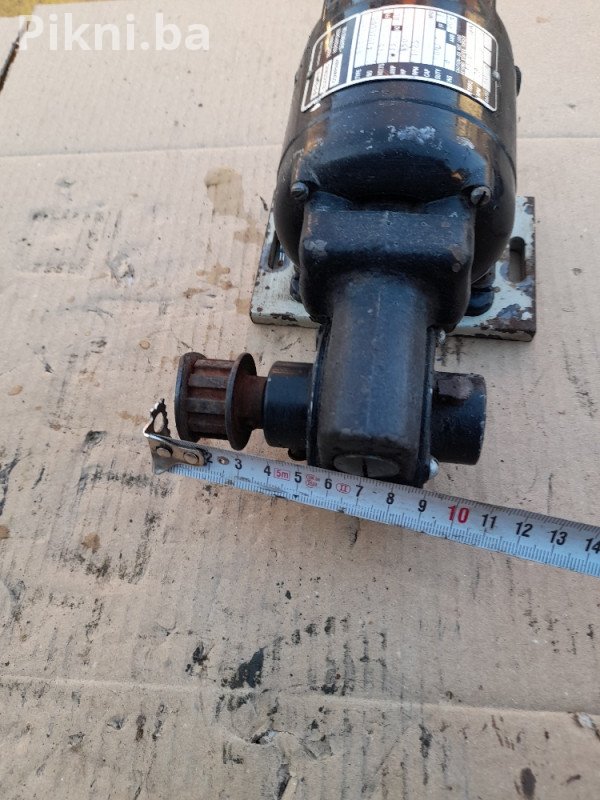 Elektro motor sa reduktorom 110v 1750/29 obrtaja elektromotori