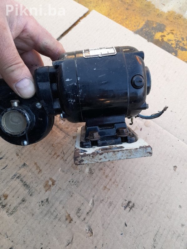 Elektro motor sa reduktorom 110v 1750/29 obrtaja elektromotori
