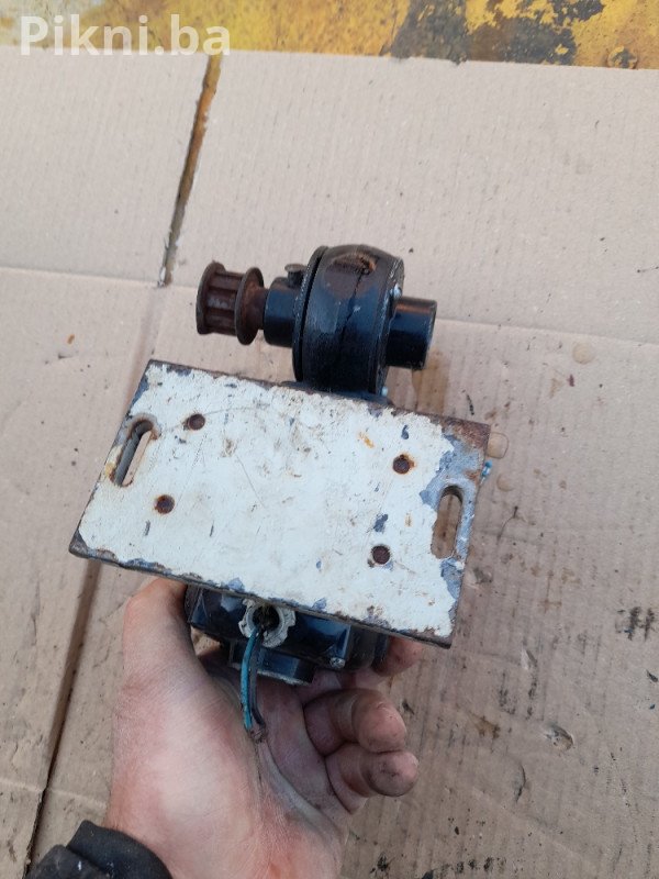 Elektro motor sa reduktorom 110v 1750/29 obrtaja elektromotori