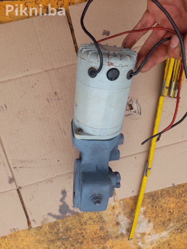 ISKRA UF-60 220v Elektro motor sa reduktorom puž elektromotori
