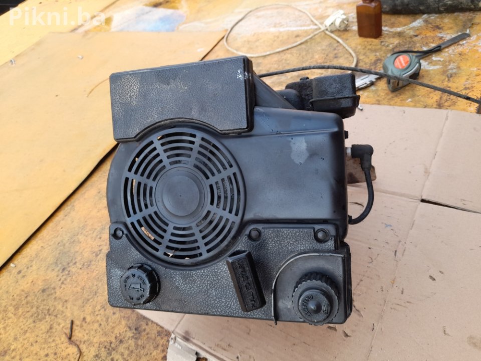 Motor za Kosilicu (Briggs & Stratton Tip) - Ispravan, Sitna Mana