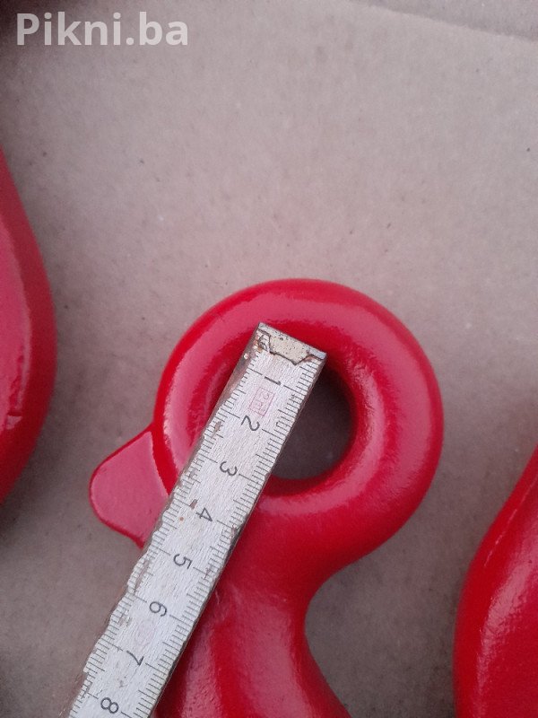 Na prodaju originalni, očuvani kočioni ventil za vazdušne kočione sisteme (poznat kao rinšlajf ili brzoodbojni ventil). Dio je idealan za reparaciju, rezervu ili restauraciju starijih komercijalnih vozila (npr. FAP, TAM).  ⭐️ KLJUČNE SPECIFIKACIJE:  Namjena: Brzoodbojni (rinšlajf) kočioni ventil.  Poreklo: MADE IN YUGOSLAVIA (Originalni, rijetki industrijski dio).  Oznaka dijela: 50-3300.  Proizvođač: ORVD (Vidljivo na pločici).  Materijal: Izdržljivo metalno kućište.  Stanje: Korišteno, vizuel