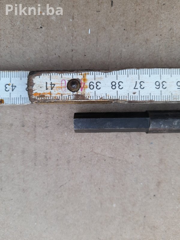 Prodajem izuzetno kvalitetan vodomjer od renomiranog proizvođača INSA / Industrija Satova Zemun (ISZ). Vodomjer je klasične veličine 20 mm (ili 3/4 inča) i pogodan je za ugradnju u sve standardne kućne i industrijske priključke.  Kvalitet izrade: Tijelo od robusnog mesinga (bronza) garantuje dug vijek trajanja i otpornost na koroziju.  Stanje: Iako je vodomjer bio u upotrebi (očitavanje je 7620m3), izvana je u odličnom, očuvanom stanju, što je vidljivo i na slikama.  Upotreba: Idealan za sekund