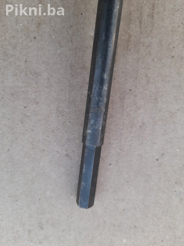 Prodajem izuzetno kvalitetan vodomjer od renomiranog proizvođača INSA / Industrija Satova Zemun (ISZ). Vodomjer je klasične veličine 20 mm (ili 3/4 inča) i pogodan je za ugradnju u sve standardne kućne i industrijske priključke.  Kvalitet izrade: Tijelo od robusnog mesinga (bronza) garantuje dug vijek trajanja i otpornost na koroziju.  Stanje: Iako je vodomjer bio u upotrebi (očitavanje je 7620m3), izvana je u odličnom, očuvanom stanju, što je vidljivo i na slikama.  Upotreba: Idealan za sekund