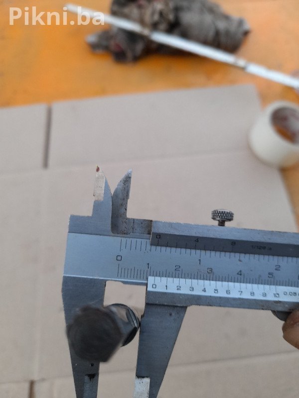 Prodajem izuzetno kvalitetan vodomjer od renomiranog proizvođača INSA / Industrija Satova Zemun (ISZ). Vodomjer je klasične veličine 20 mm (ili 3/4 inča) i pogodan je za ugradnju u sve standardne kućne i industrijske priključke.  Kvalitet izrade: Tijelo od robusnog mesinga (bronza) garantuje dug vijek trajanja i otpornost na koroziju.  Stanje: Iako je vodomjer bio u upotrebi (očitavanje je 7620m3), izvana je u odličnom, očuvanom stanju, što je vidljivo i na slikama.  Upotreba: Idealan za sekund