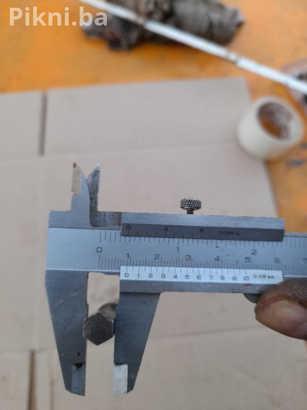 Prodajem izuzetno kvalitetan vodomjer od renomiranog proizvođača INSA / Industrija Satova Zemun (ISZ). Vodomjer je klasične veličine 20 mm (ili 3/4 inča) i pogodan je za ugradnju u sve standardne kućne i industrijske priključke.  Kvalitet izrade: Tijelo od robusnog mesinga (bronza) garantuje dug vijek trajanja i otpornost na koroziju.  Stanje: Iako je vodomjer bio u upotrebi (očitavanje je 7620m3), izvana je u odličnom, očuvanom stanju, što je vidljivo i na slikama.  Upotreba: Idealan za sekund