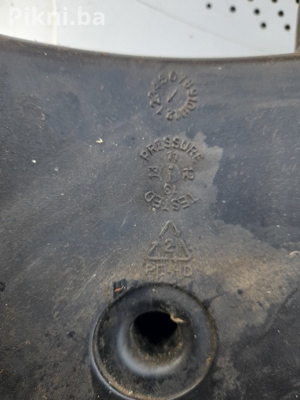 Hitna prodaja plastičnog rezervoara od kosačice - samo 20 KM!