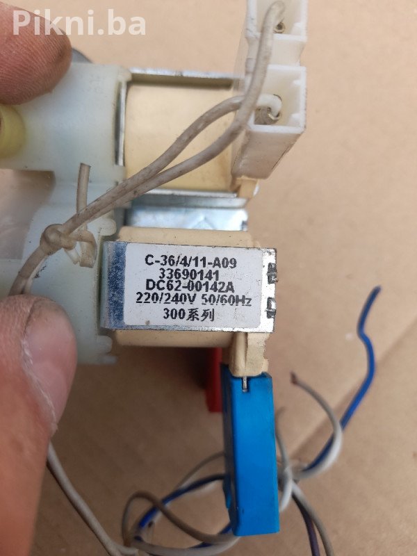 Hitna prodaja! Redne stezaljke, osiguraci, kontaktor, prekidac - 20 komada!  **Opis:** Na prodaju 20 komada crvenih stezaljki sa osiguracima i kontaktorom. Idealne za sve vaše električne instalacije! Cena po komadu je samo 10 KM! Ove kvalitetne komponente su savršene za profesionalnu upotrebu ili DIY projekte. Ne propustite priliku da nabavite vrhunski materijal po povoljnoj cijeni! Za sve dodatne informacije slobodno me kontaktirajte. Brza prodaja, odlična prilika! U super ispravnom stanju Mob