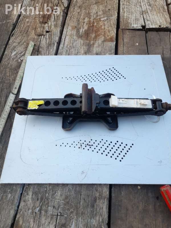 Hitna prodaja ručne auto dizalice - samo 30 KM!