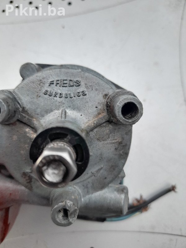 Motorčić od auto brisača 12V, super ispravan, samo 30 KM!