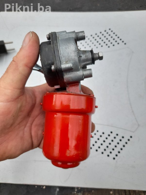 Motorčić od auto brisača 12V, super ispravan, samo 30 KM!
