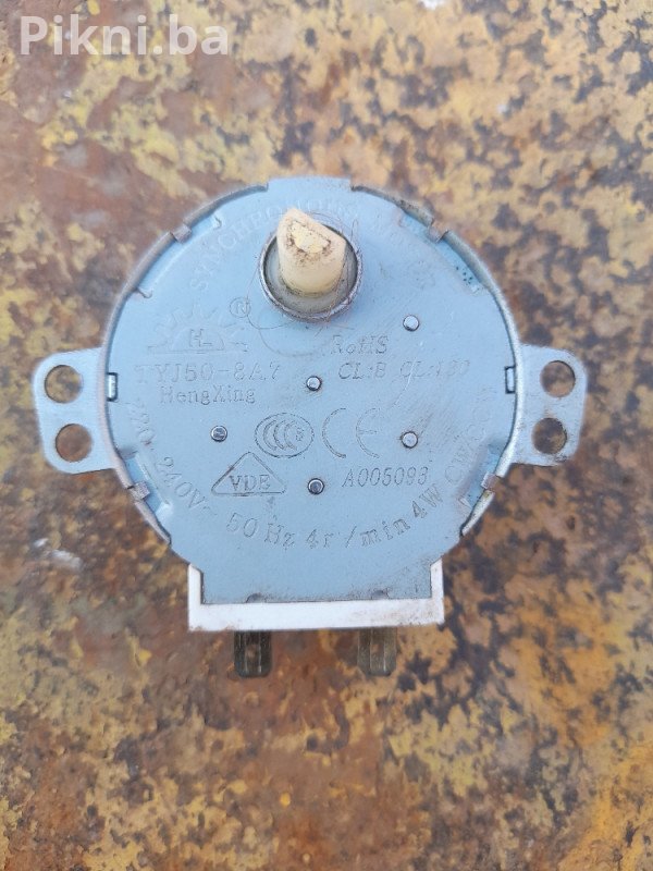 Prodajem elektromotor sa reduktorom - 220V, 4W, 4 obrtaja/min!