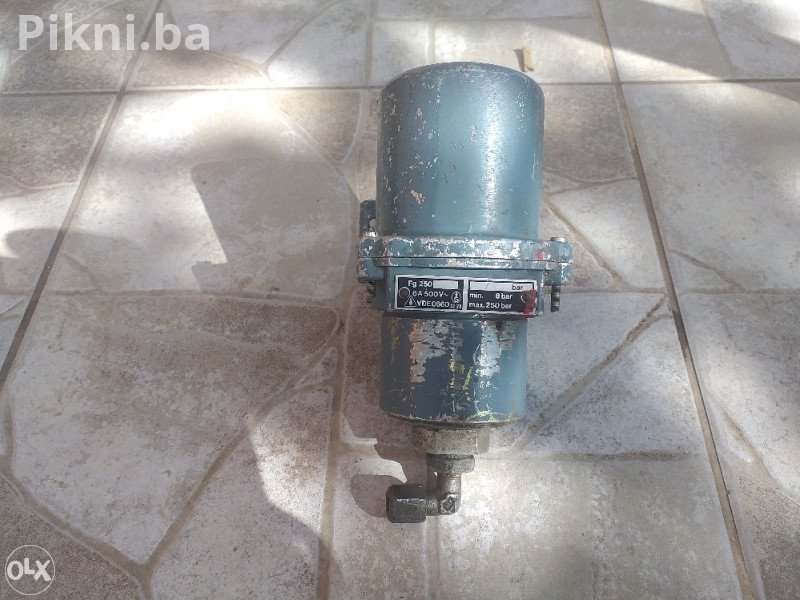 Prodajem motor od brisača 12V - Super ispravan, samo 50KM!  **Opis ** Pozdrav svima! Danas vam predstavljam motor od brisača za traktor, bager ili kombinirku. Ovaj motor radi besprekorno iu odličnom je stanju. Idealno rešenje za sve koji trebaju pouzdan deo za svoju mašinu. Cena je samo 50KM, što je prava prilika! Ne propustite, zovite odmah! Mobilni telefon I viber 066230-139 WhatsApp CJENA BRZE DOSTAVE 11KM