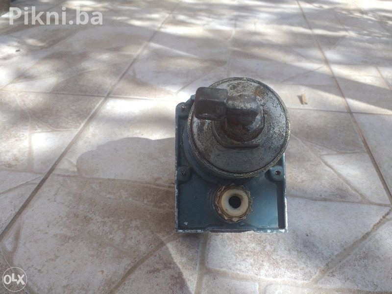 Prodajem motor od brisača 12V - Super ispravan, samo 50KM!  **Opis ** Pozdrav svima! Danas vam predstavljam motor od brisača za traktor, bager ili kombinirku. Ovaj motor radi besprekorno iu odličnom je stanju. Idealno rešenje za sve koji trebaju pouzdan deo za svoju mašinu. Cena je samo 50KM, što je prava prilika! Ne propustite, zovite odmah! Mobilni telefon I viber 066230-139 WhatsApp CJENA BRZE DOSTAVE 11KM