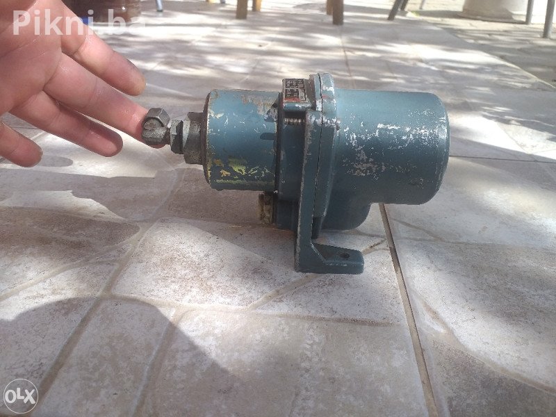 Prodajem motor od brisača 12V - Super ispravan, samo 50KM!  **Opis ** Pozdrav svima! Danas vam predstavljam motor od brisača za traktor, bager ili kombinirku. Ovaj motor radi besprekorno iu odličnom je stanju. Idealno rešenje za sve koji trebaju pouzdan deo za svoju mašinu. Cena je samo 50KM, što je prava prilika! Ne propustite, zovite odmah! Mobilni telefon I viber 066230-139 WhatsApp CJENA BRZE DOSTAVE 11KM