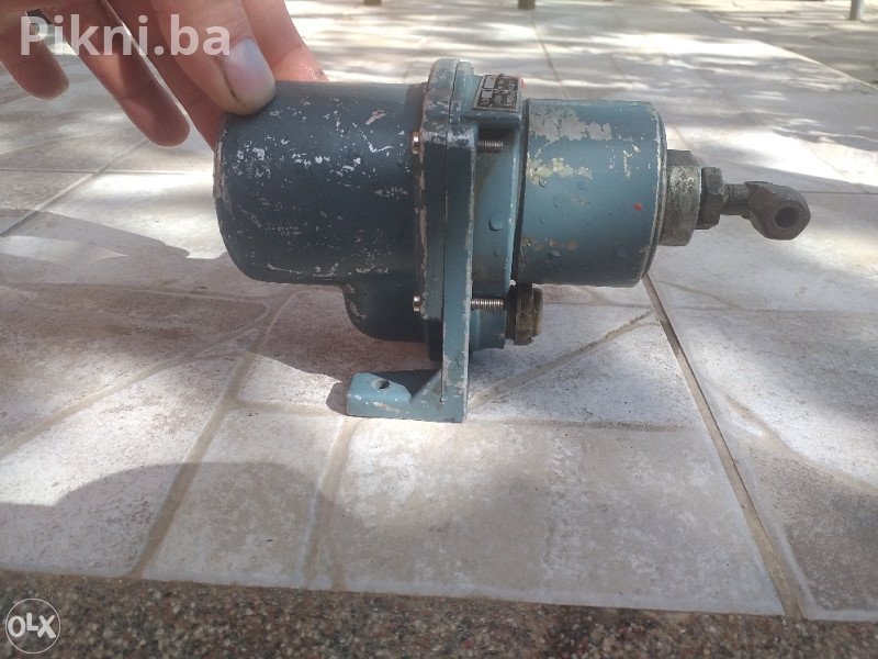 Prodajem motor od brisača 12V - Super ispravan, samo 50KM!  **Opis ** Pozdrav svima! Danas vam predstavljam motor od brisača za traktor, bager ili kombinirku. Ovaj motor radi besprekorno iu odličnom je stanju. Idealno rešenje za sve koji trebaju pouzdan deo za svoju mašinu. Cena je samo 50KM, što je prava prilika! Ne propustite, zovite odmah! Mobilni telefon I viber 066230-139 WhatsApp CJENA BRZE DOSTAVE 11KM