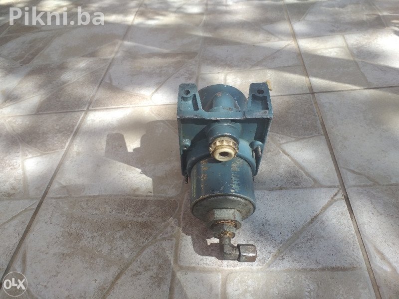 Prodajem motor od brisača 12V - Super ispravan, samo 50KM!  **Opis ** Pozdrav svima! Danas vam predstavljam motor od brisača za traktor, bager ili kombinirku. Ovaj motor radi besprekorno iu odličnom je stanju. Idealno rešenje za sve koji trebaju pouzdan deo za svoju mašinu. Cena je samo 50KM, što je prava prilika! Ne propustite, zovite odmah! Mobilni telefon I viber 066230-139 WhatsApp CJENA BRZE DOSTAVE 11KM
