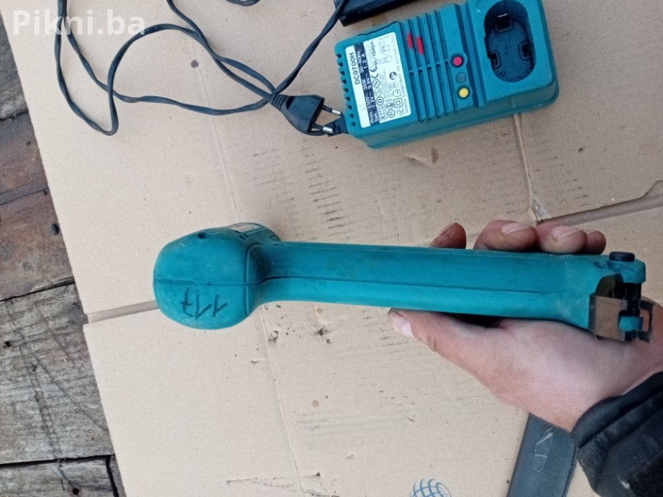 SNIŽENO! Makita 9.6V Aku Bušilica 6096D + Punjač DC9700H (Punjač