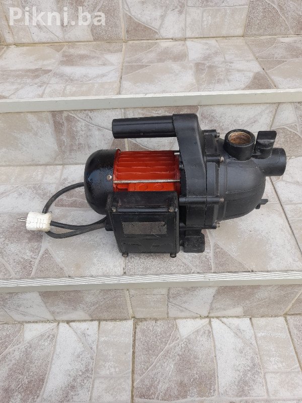Prodajem prenosnu pumpu za vodu - Savršena za vrt i baštu!