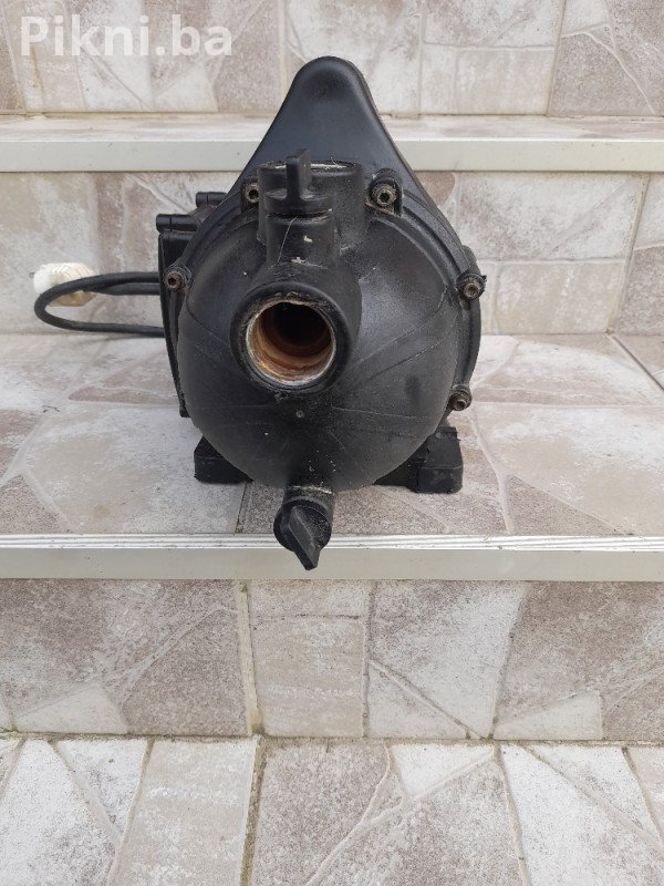 Prodajem prenosnu pumpu za vodu - Savršena za vrt i baštu!