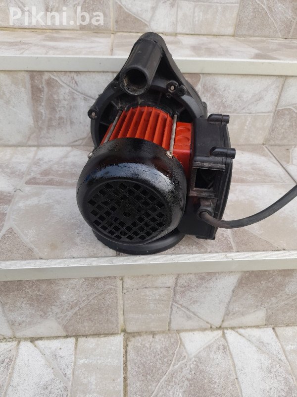 Prodajem prenosnu pumpu za vodu - Savršena za vrt i baštu!