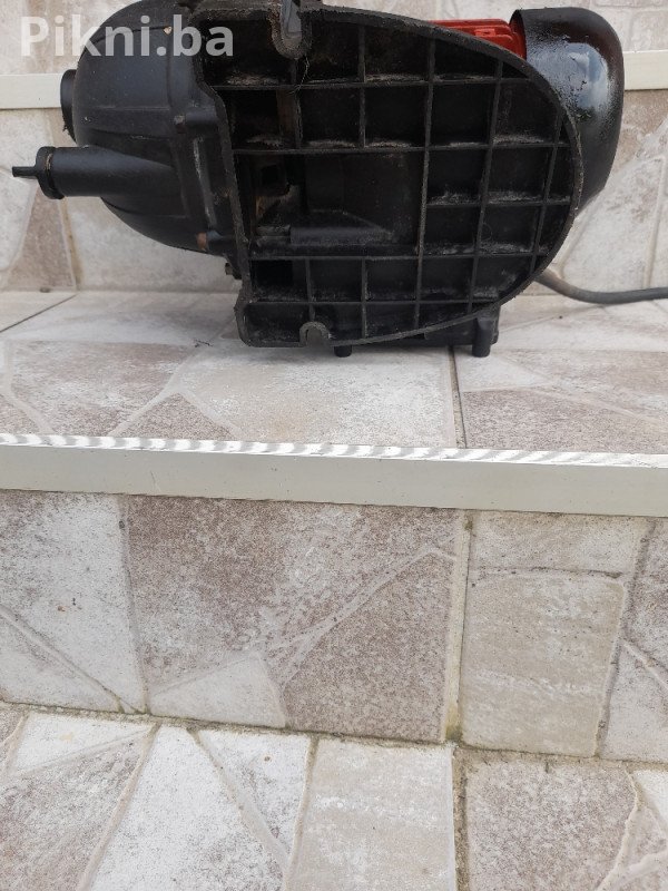 Prodajem prenosnu pumpu za vodu - Savršena za vrt i baštu!