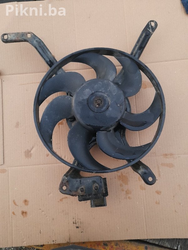 ODMAH ZA PRODAJU: VENTILATOR HLADNJAKA BOSCH (12V) - ISPRAVAN