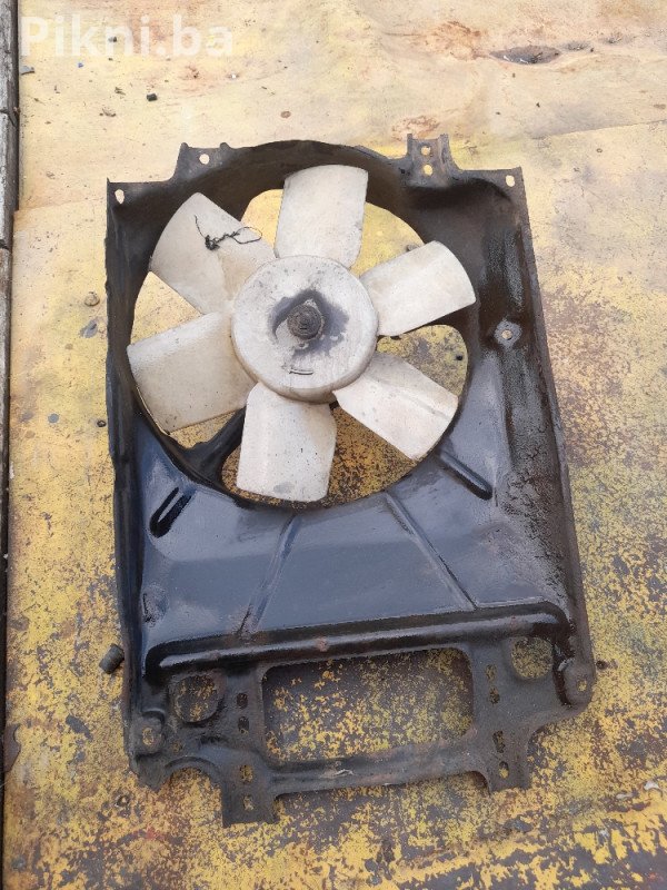 Prodajem ispravan ventilator hladnjaka s kućištem, pogodan za razne modele automobila. Idealno rješenje za zamjenu neispravnog ili oštećenog dijela.  Ventilator je testiran, funkcionalan i spreman za ugradnju.  Cijena: 30 KM  Za sve dodatne informacije, slobodno me kontaktirajte:  Mobilni telefon i Viber: 066/230-139  WhatsApp: 066/230-139  Cijena brze dostave je 11 KM.  Pogledajte i ostale artikle na mom profilu. Hvala!